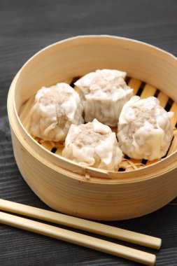 Buharda pişmiş et hamur tatlısı