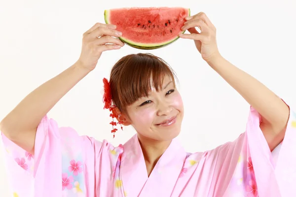 Mladá žena s melounem — Stock fotografie