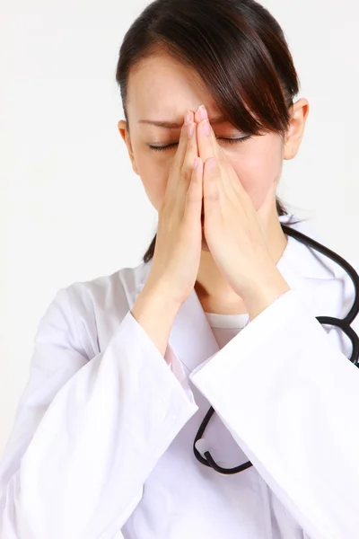 Jovem japonês feminino médico sofre — Fotografia de Stock