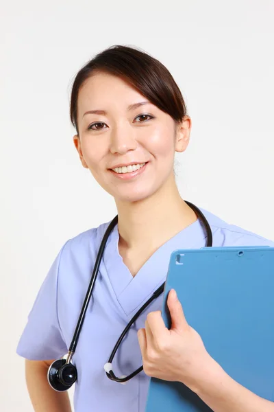 Medico giapponese femminile con cartella medica — Foto Stock