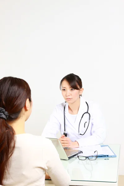 Japonesa mujer médico habla con su paciente —  Fotos de Stock