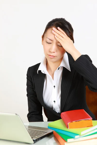 Businesswoman suffers from headache — Stock Photo, Image