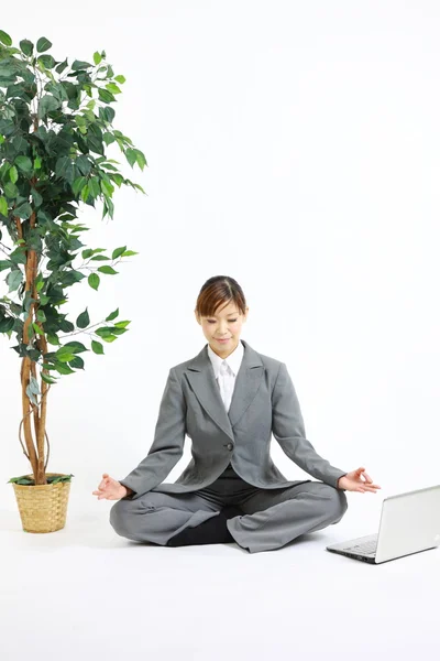 Meditando mulher de negócios — Fotografia de Stock