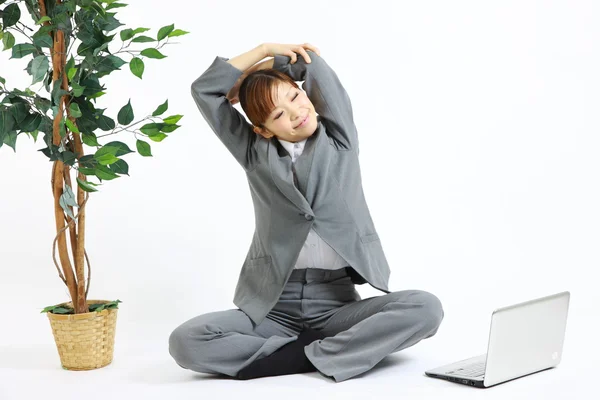 Young Japanese business woman takes a rest — Stock Photo, Image