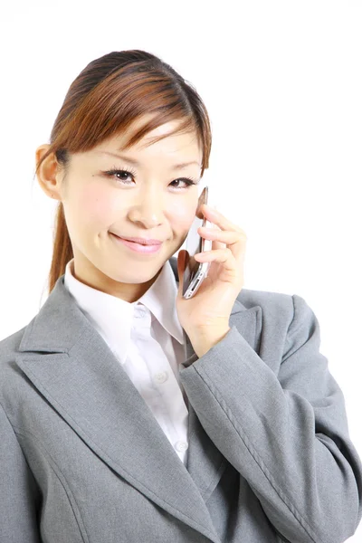 Jovem empresária japonesa conversando no telefone inteligente — Fotografia de Stock