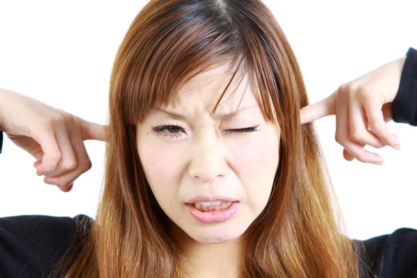 Joven japonesa mujer sufre de ruido — Foto de Stock