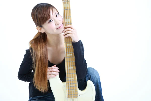 Jonge Japanse vrouw met 5strings bas — Stockfoto