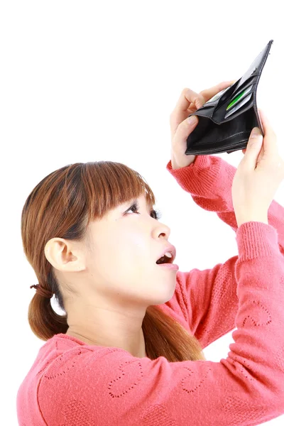 Mladá japonská žena při pohledu na její prázdnou peněženku — Stock fotografie