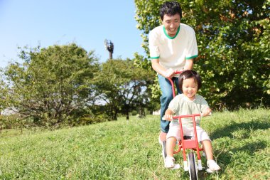 Baba ve kız parkta oynarken