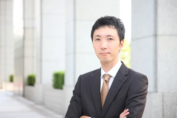 Homme d'affaires japonais dans la ville — Photo