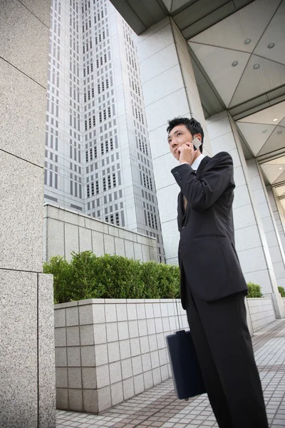 Japonés hombre de negocios habla con un teléfono móvil —  Fotos de Stock
