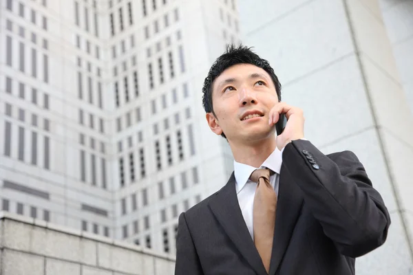 Japonais homme d'affaires parle avec un téléphone mobile — Photo