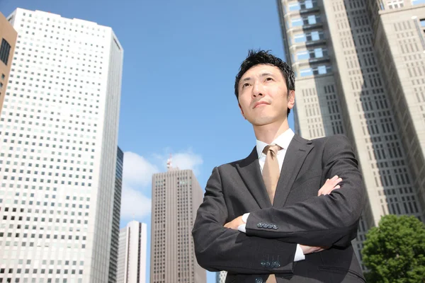 Japoński biznesmen w mieście — Zdjęcie stockowe