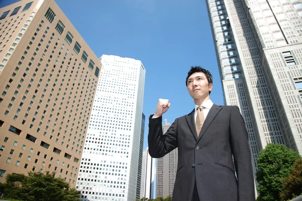 Japoński biznesmen w pozie zwycięstwo — Zdjęcie stockowe