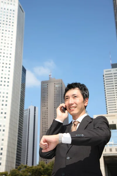 Empresario japonés habla con un teléfono móvil —  Fotos de Stock