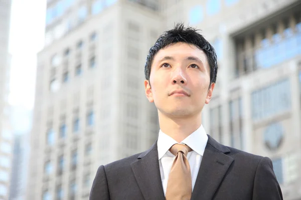 Homme d'affaires japonais dans la ville — Photo