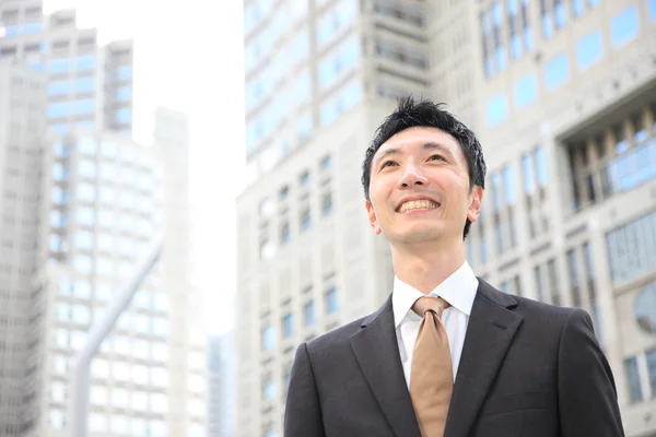 Japanischer Geschäftsmann in der Stadt — Stockfoto