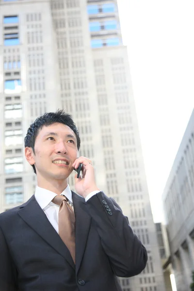 Japanischer Geschäftsmann telefoniert mit einem Handy — Stockfoto