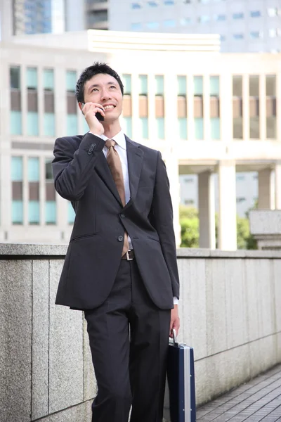 Japonés hombre de negocios habla con un teléfono móvil —  Fotos de Stock