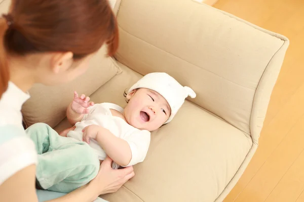 Japanisch mutter und sie baby — Stockfoto