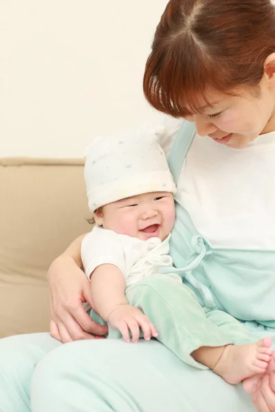 Mãe japonesa e seu bebê — Fotografia de Stock