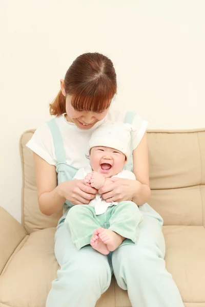 Japonesa mamá y su bebé — Foto de Stock