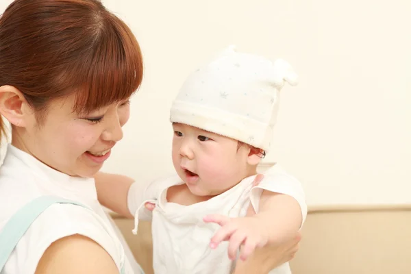 Japonais maman et son bébé — Photo