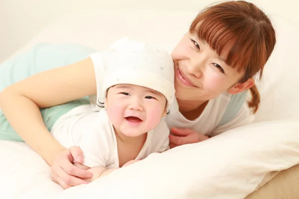 Japon anne ve bebeği — Stok fotoğraf