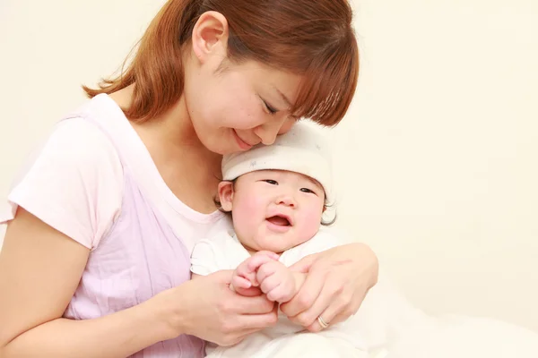 Japanisch mutter und sie baby — Stockfoto