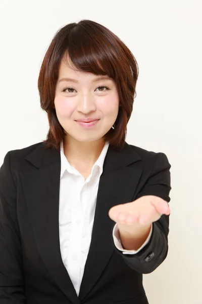 Femme d'affaires japonaise présentant et montrant quelque chose — Photo