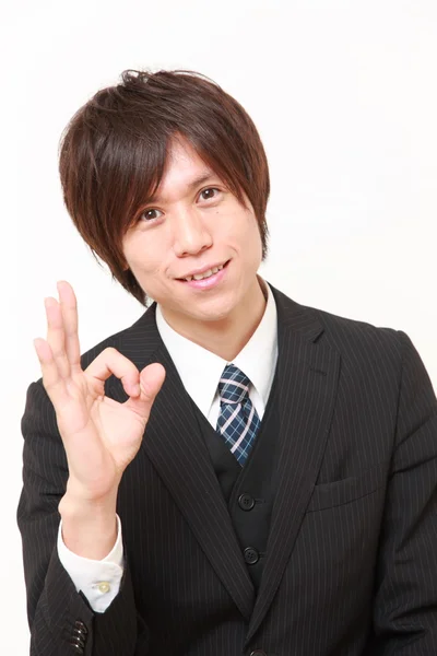 Giovane giapponese uomo d'affari mostrando segno perfetto — Foto Stock