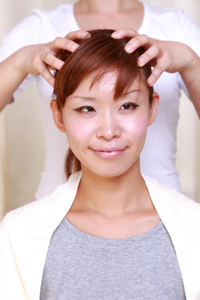 Young Japanese woman getting a head massage　 — Fotografia de Stock