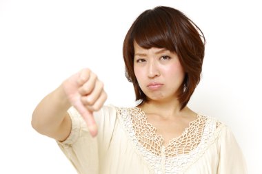 Başparmak aşağı jest kadınla