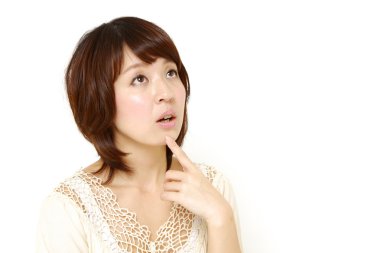 bir şey hakkında kadın olduğunu düşünüyor