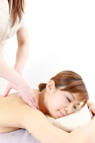 Joven japonesa recibiendo un masaje en el hombro — Foto de Stock