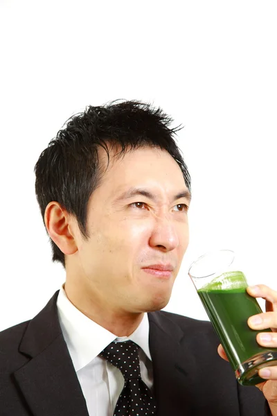 Japansk affärsman med gröna grönsaksjuice — Stockfoto