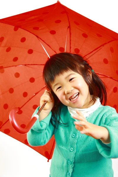 Kleines japanisches Mädchen mit einem Regenschirm — Stockfoto