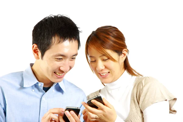 Casal japonês com telefone inteligente — Fotografia de Stock