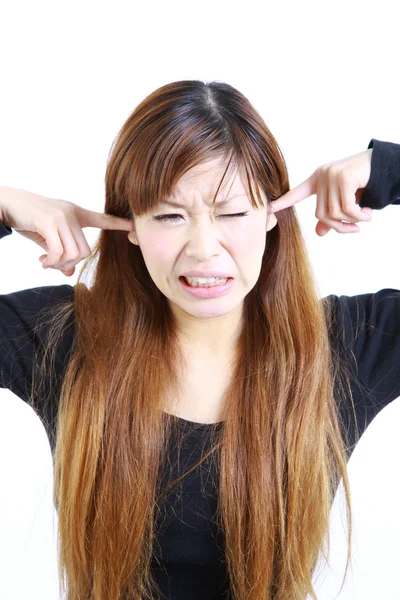 Joven japonesa mujer sufre de ruido —  Fotos de Stock