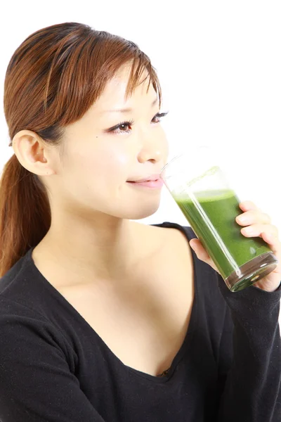 Joven japonesa mujer con saludable jugo de verduras verdes — Foto de Stock