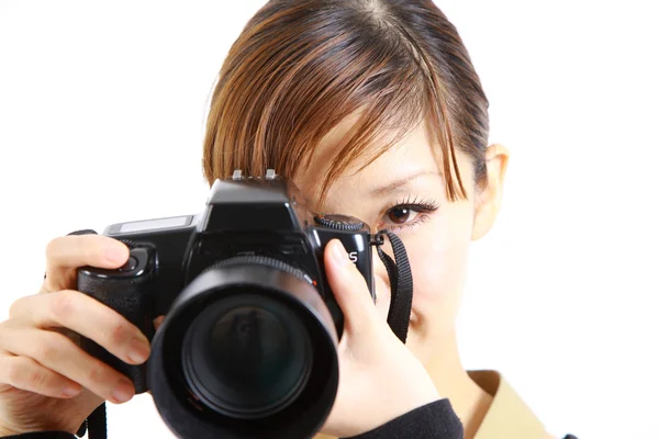 Jovem mulher japonesa tira foto — Fotografia de Stock