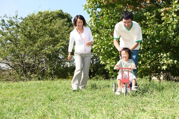 Japońska rodzina grając w parku — Zdjęcie stockowe