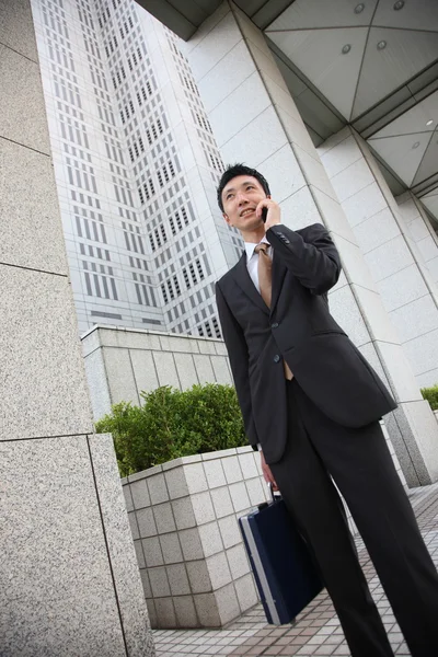 Japanischer Geschäftsmann telefoniert mit einem Handy — Stockfoto