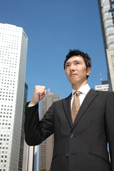 Homme d'affaires japonais dans une pose de victoire — Photo