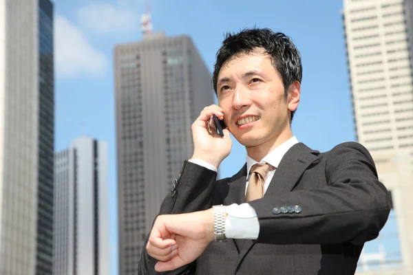 El empresario japonés habla con un teléfono móvil　 — Foto de Stock