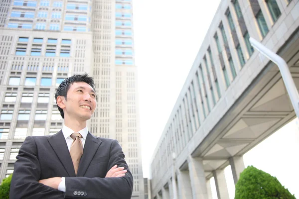Japanse zakenman in de stad — Stockfoto
