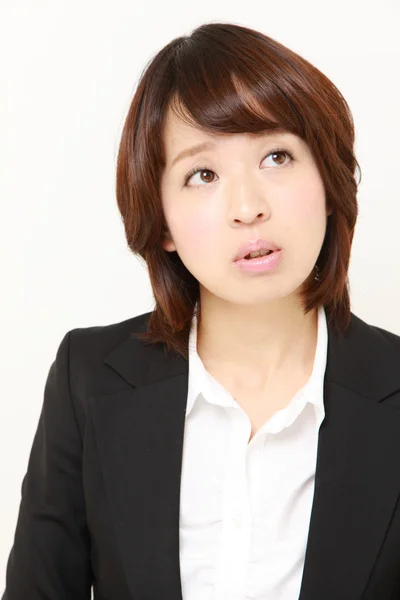 Donna d'affari giapponese pensa a qualcosa — Foto Stock