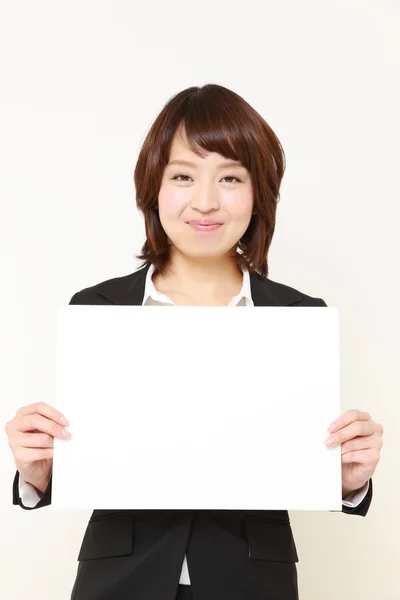 Femme d'affaires japonaise avec babillard — Photo