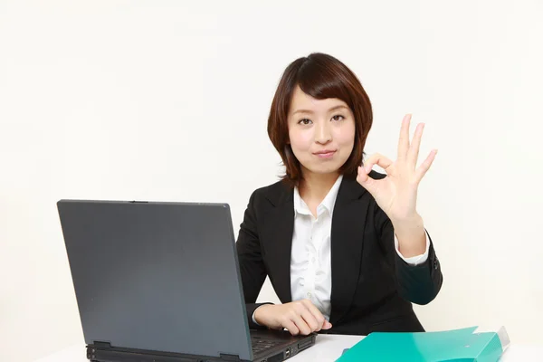 Japonês mulher de negócios mostrando sinal perfeito — Fotografia de Stock