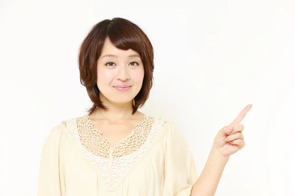 Mulher japonesa apresentando e mostrando algo — Fotografia de Stock